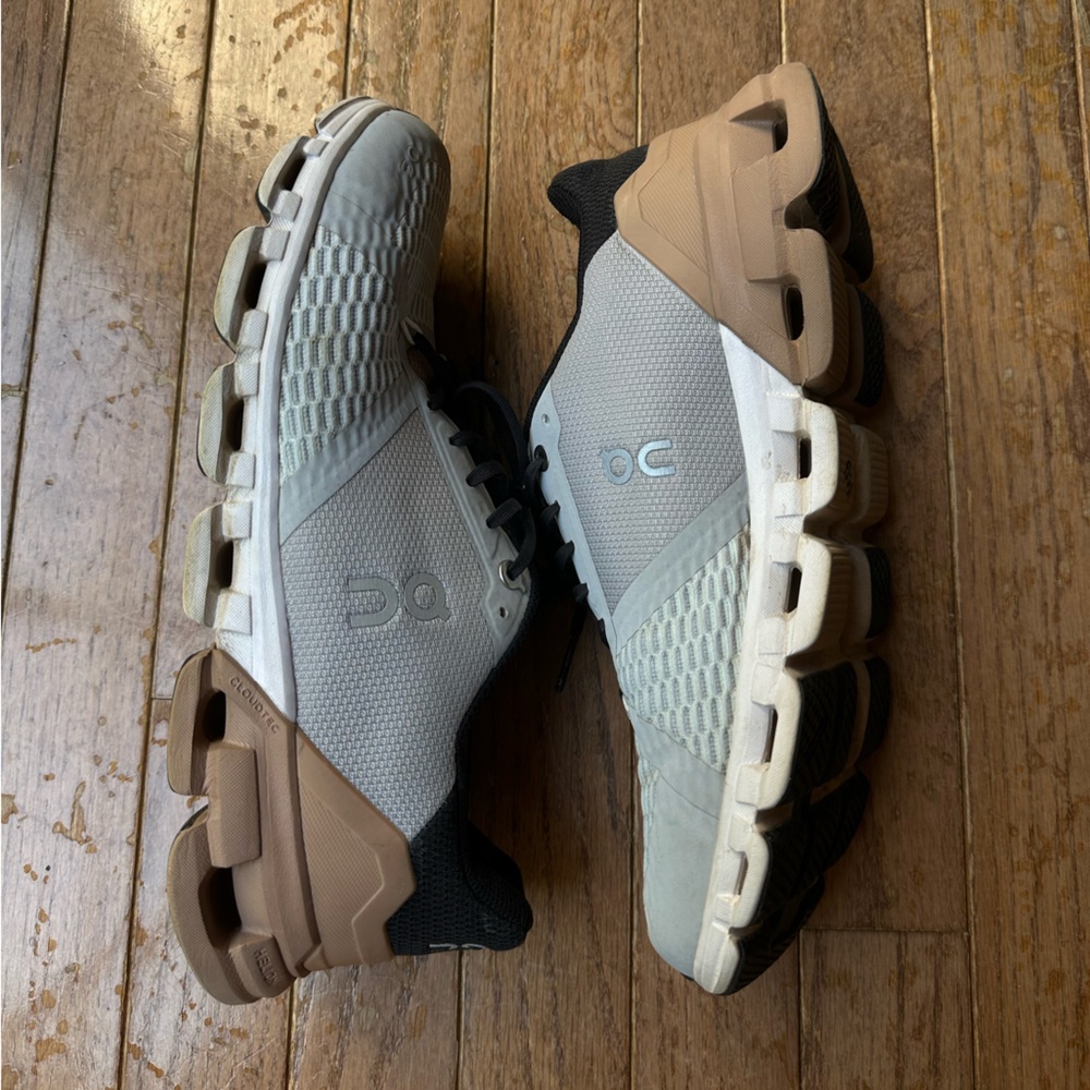 Women’s On Cloud Running Sneakers Size 9